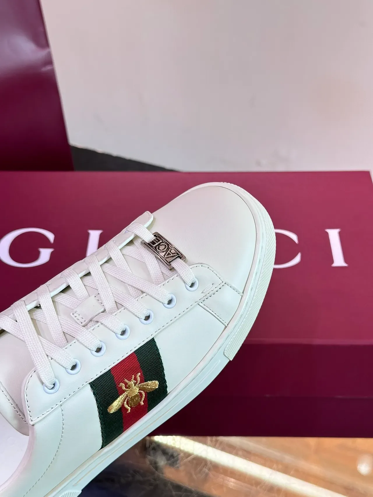 Gucci Ace Chaussures Lifestyle Blanches en Cuir avec Rayure Web et Abeille Broderie 3