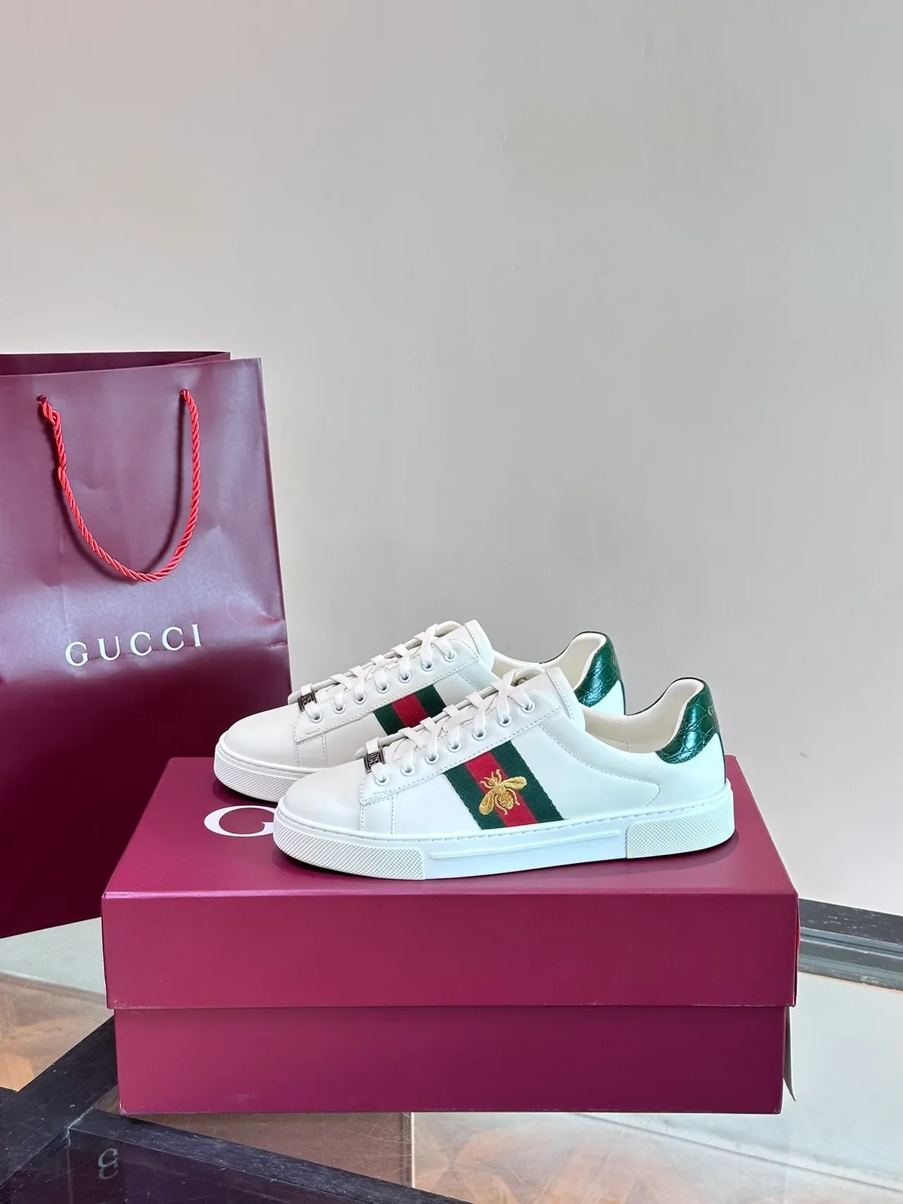 Gucci Ace Chaussures Lifestyle Blanches en Cuir avec Rayure Web et Abeille Broderie 4