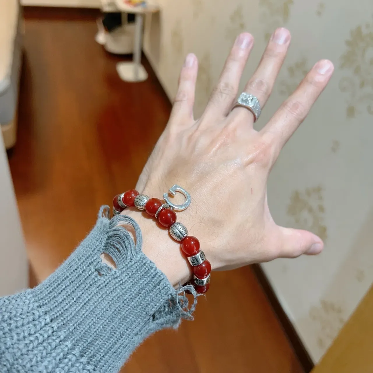 Gucci Beaded Red Agate and Silver-Tone Interlocking G Pendant Bracelet 8