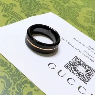 Gucci काली सोने की सिरेमिक पतली धारी वाली अंगूठी