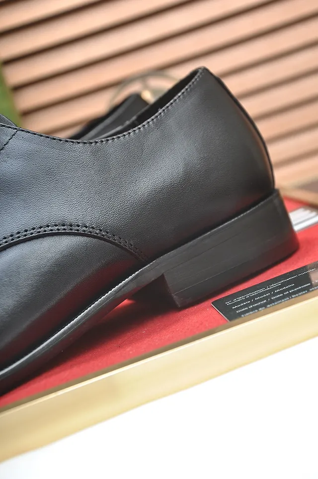 Gucci Noir et Or Cuir Poli Embout de Cap Chaussures Oxford 2