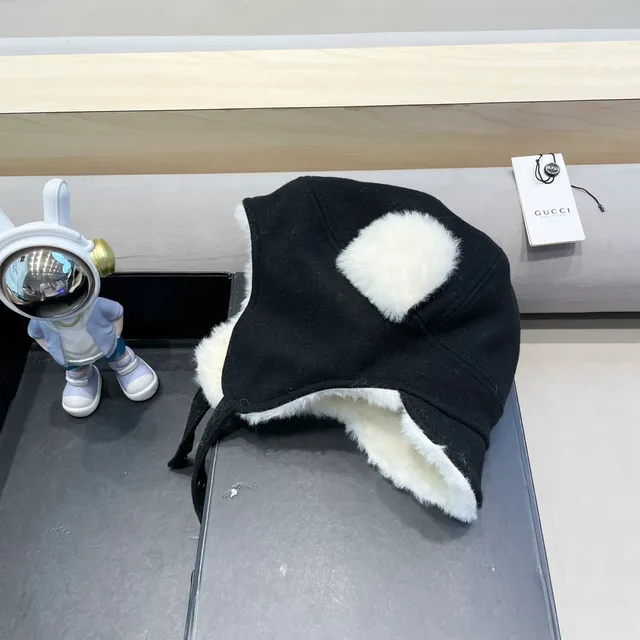 Gucci Gorro Negro Forro de piel de cordero con orejeras 3