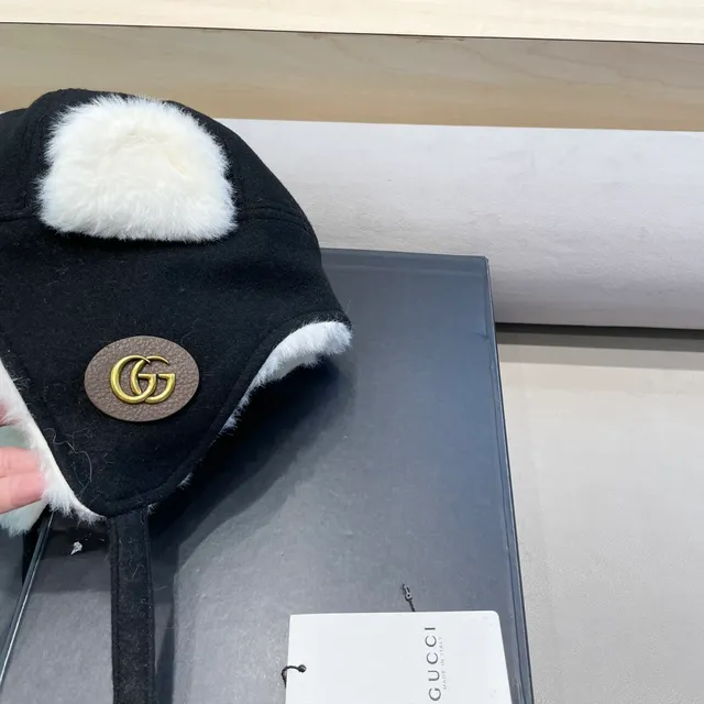 Gucci Gorro Negro Forro de piel de cordero con orejeras 4