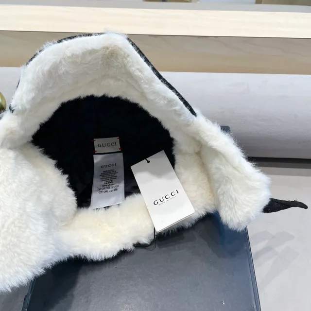 Gucci Gorro Negro Forro de piel de cordero con orejeras 5
