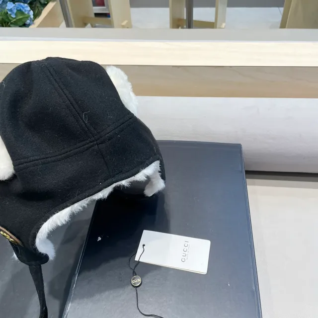 Gucci Gorro Negro Forro de piel de cordero con orejeras 7
