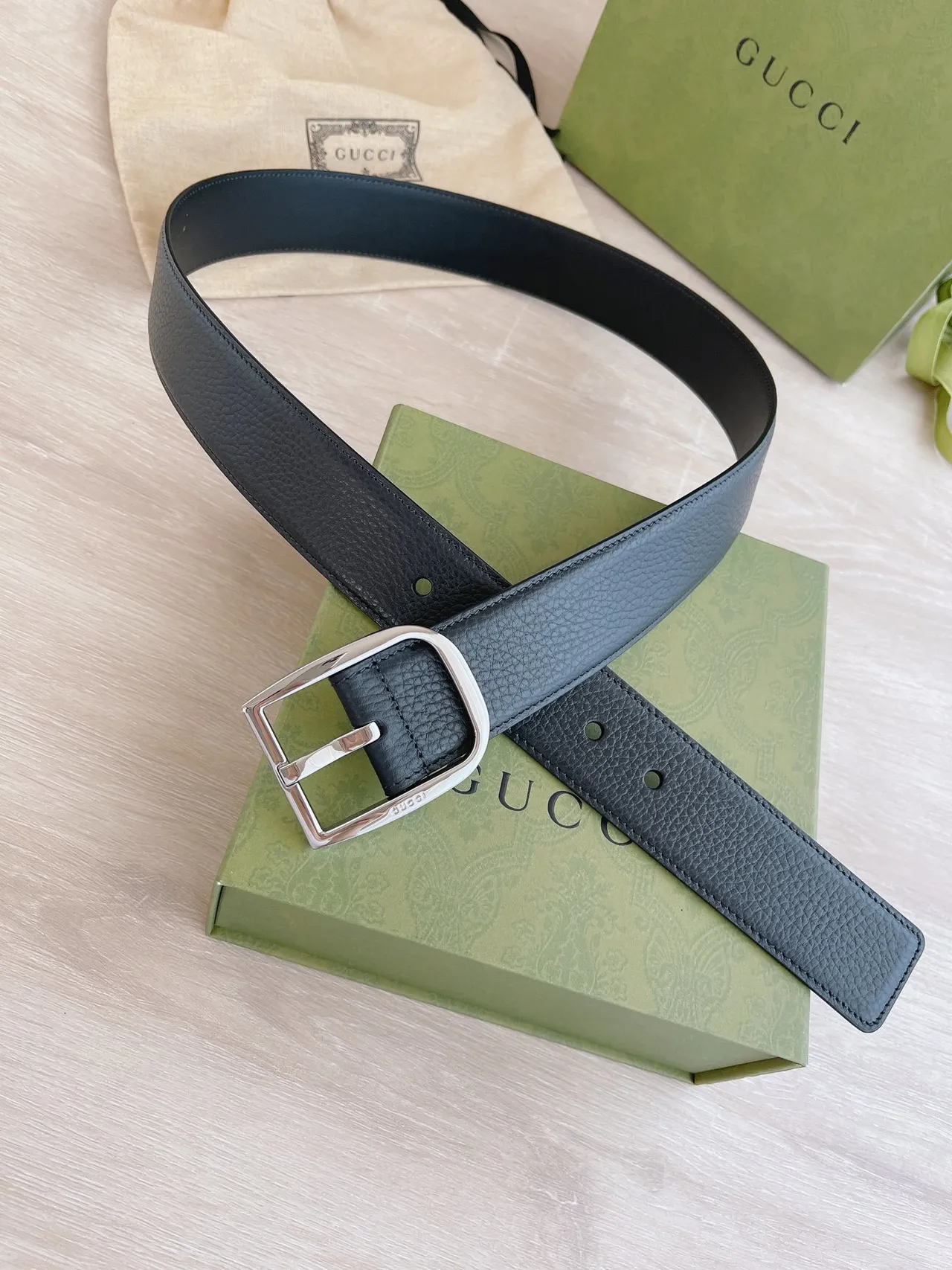 Gucci Black Silver Pebbled Rectangular Buckle Leather Belt 2