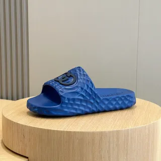 Gucci Zapatillas de Goma Moldeada con Textura Acolchada Azul y Negro