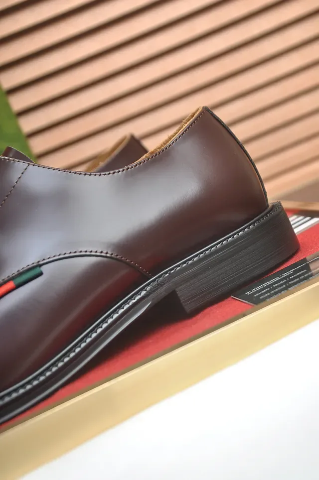 Gucci Sapatos Oxford de Couro Polido com Bico de Tapa Marrom Preto 2
