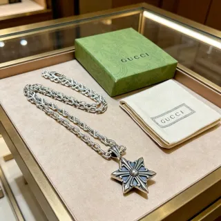 Gucci আট-বিন্দু তারা রূপালি নীল অক্সিডাইজড ধাতু পেন্ড্যান্ট নেকলেস