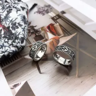 Gucci फ्लोरल इंटरलॉकिंग जी चांदी काला ऑक्सीडाइज्ड मोटिफ अंगूठी