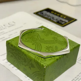 Gucci سوار بنجل هندسي مقطع مفتوح