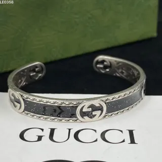 Gucci GG Marmont Pulsera de Cuff Negra con Esmalte a Motas