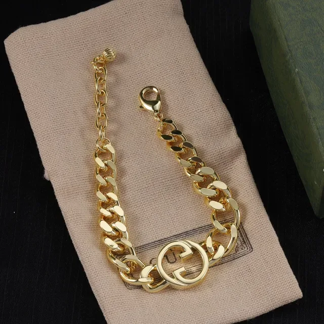 Colar Gucci GG Marmont Corrente Curb Dourada com Pingente de Logo G Interlocking 2