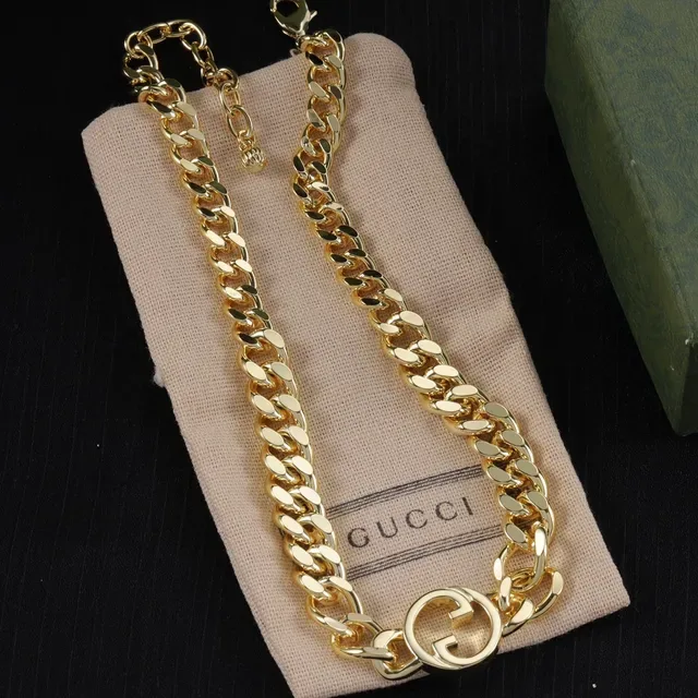 Colar Gucci GG Marmont Corrente Curb Dourada com Pingente de Logo G Interlocking 3