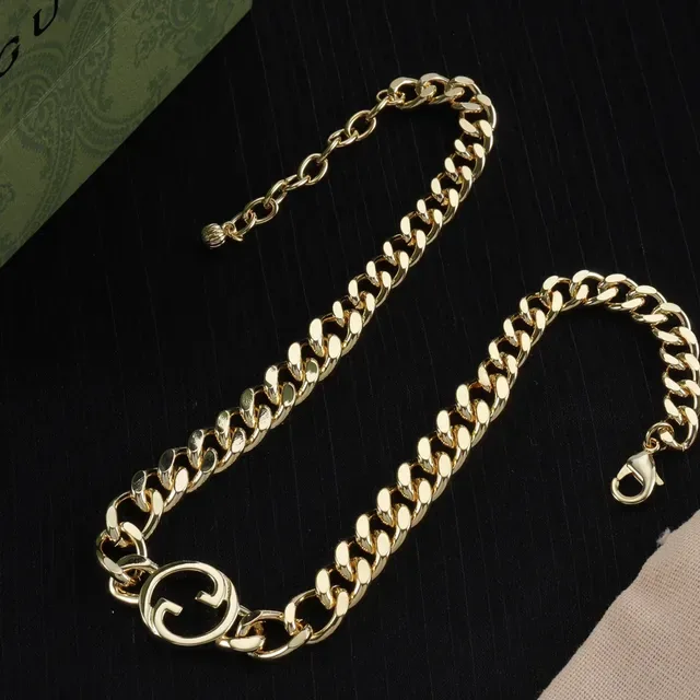 Colar Gucci GG Marmont Corrente Curb Dourada com Pingente de Logo G Interlocking 4