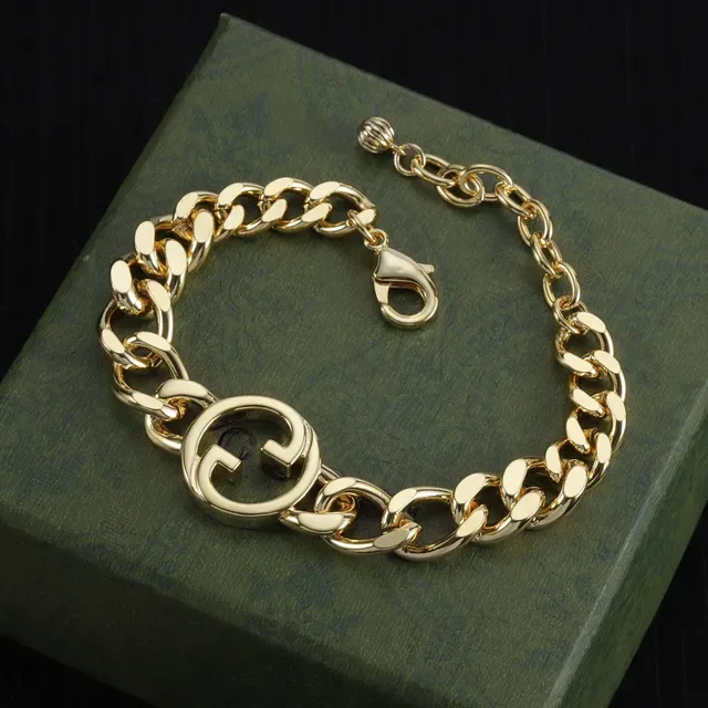 Colar Gucci GG Marmont Corrente Curb Dourada com Pingente de Logo G Interlocking 5