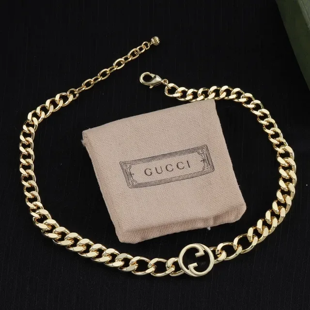 Colar Gucci GG Marmont Corrente Curb Dourada com Pingente de Logo G Interlocking 6