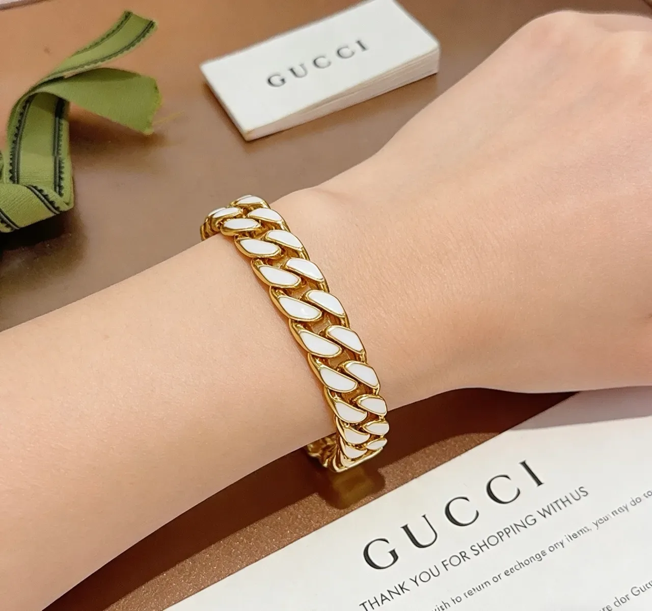 Gucci GG Marmont Bracelet Chaîne Curb-Link Épaisse Or Blanc Inlay Émaillé 5