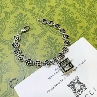 سوار Gucci GG Marmont Interlocking G-Link فضي وأسود إيمايل