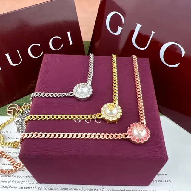 سوار Gucci GG Marmont ذهب وردي مزين بالكريستال سلسلة كيرب 7