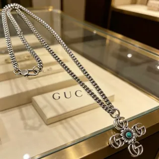 Gucci GG Marmont সিলভার ব্লু চাঙ্কি কার্ব চেইন ক্রস পেন্ডেন্ট নেকলেস