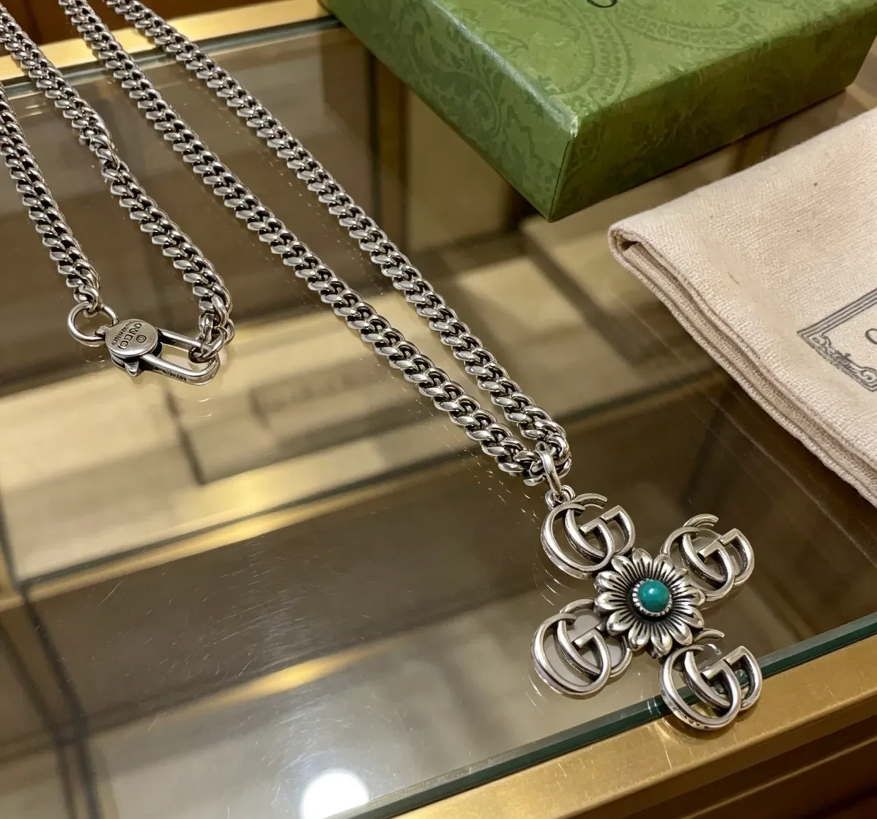 Collier Gucci GG Marmont Argent Bleu Chaîne Curb Chunky Pendentif Croix 4