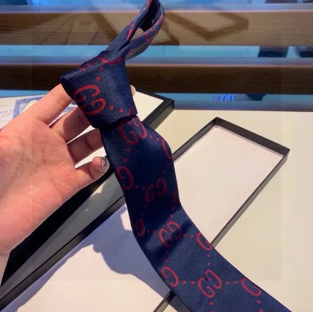 Gucci GG Monogram Corbata Azul Marino y Rojo 9