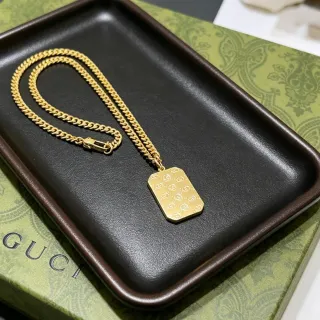 Gucci সোনালি কালো Curb-Link চেইন আয়তাকার মনোগ্রামড পেন্ডেন্ট নেকলেস