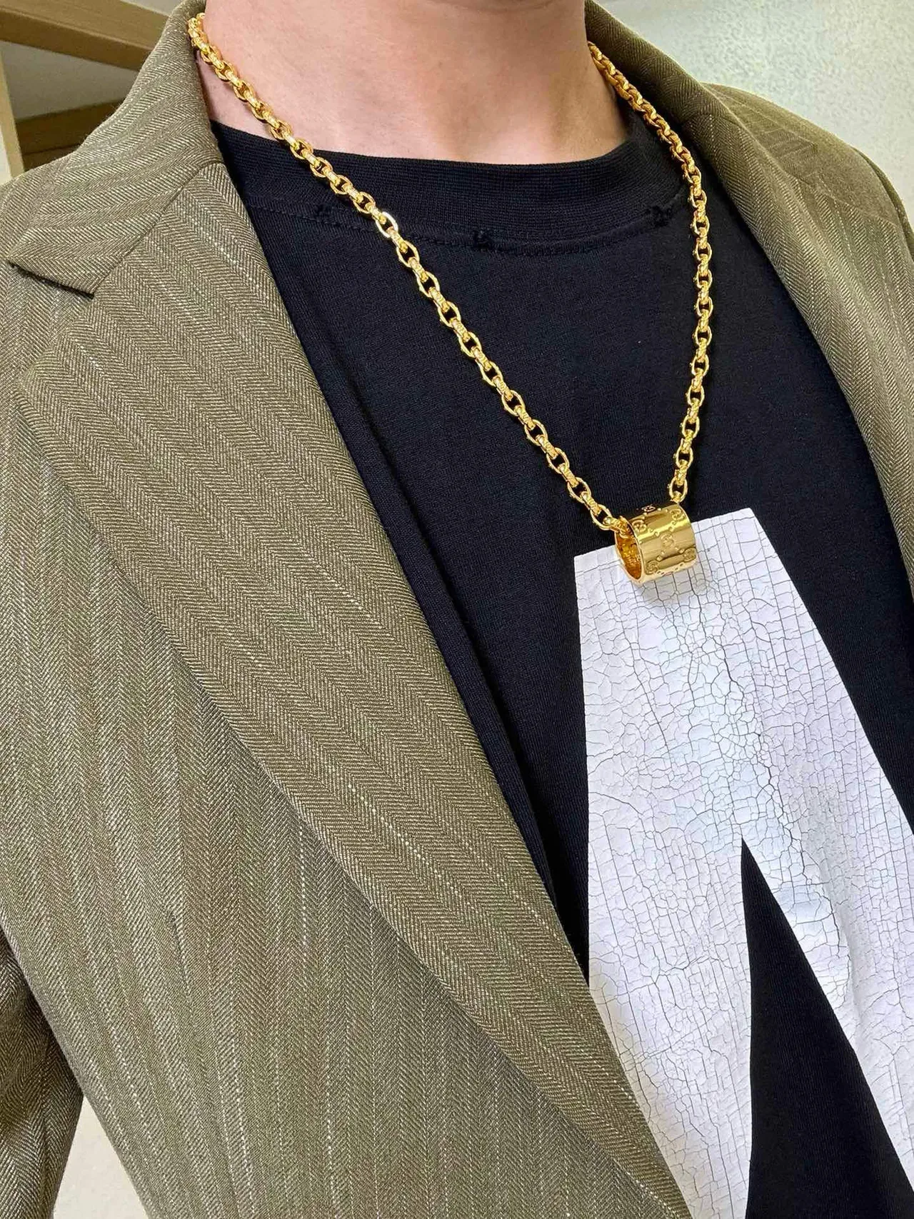 Gucci Corrente de Eslabões de Corda Dourada Pingente Cilíndrico GG Embossado 2