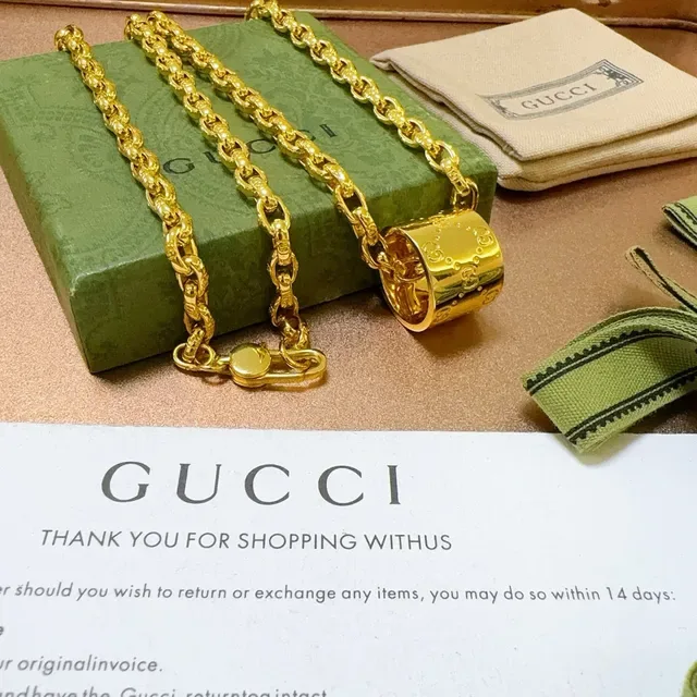 Gucci Corrente de Eslabões de Corda Dourada Pingente Cilíndrico GG Embossado 3