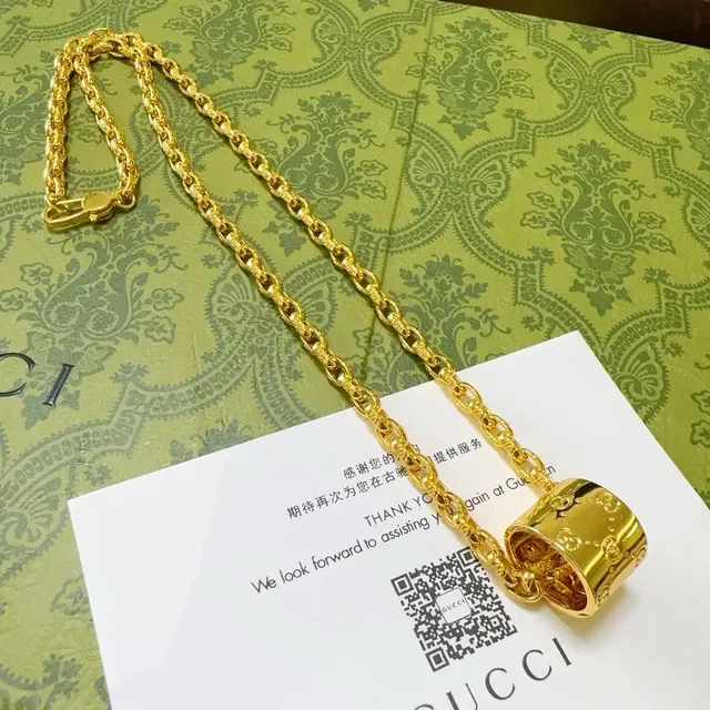 Gucci Corrente de Eslabões de Corda Dourada Pingente Cilíndrico GG Embossado 4