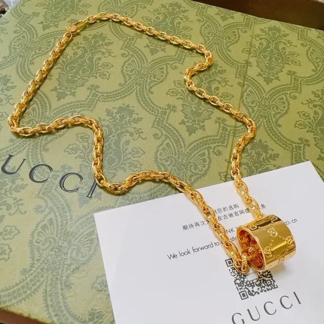 Gucci Corrente de Eslabões de Corda Dourada Pingente Cilíndrico GG Embossado 7