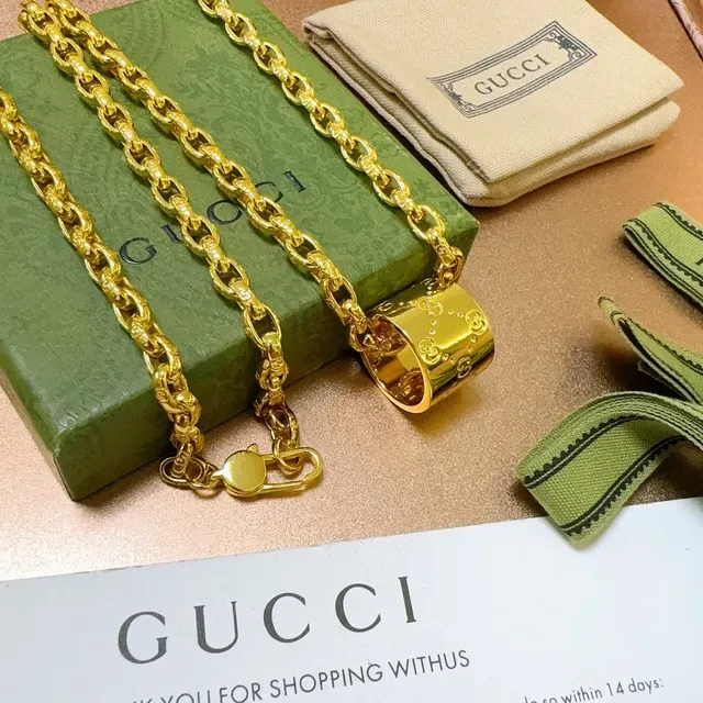 Gucci Corrente de Eslabões de Corda Dourada Pingente Cilíndrico GG Embossado 9