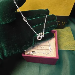 Gucci Interlocking G জ্যোমেট্রিক পেন্ডেন্ট নেকলেস