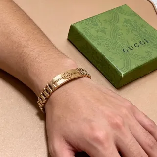 Gucci Interlocking G سوار معدني ذهبي