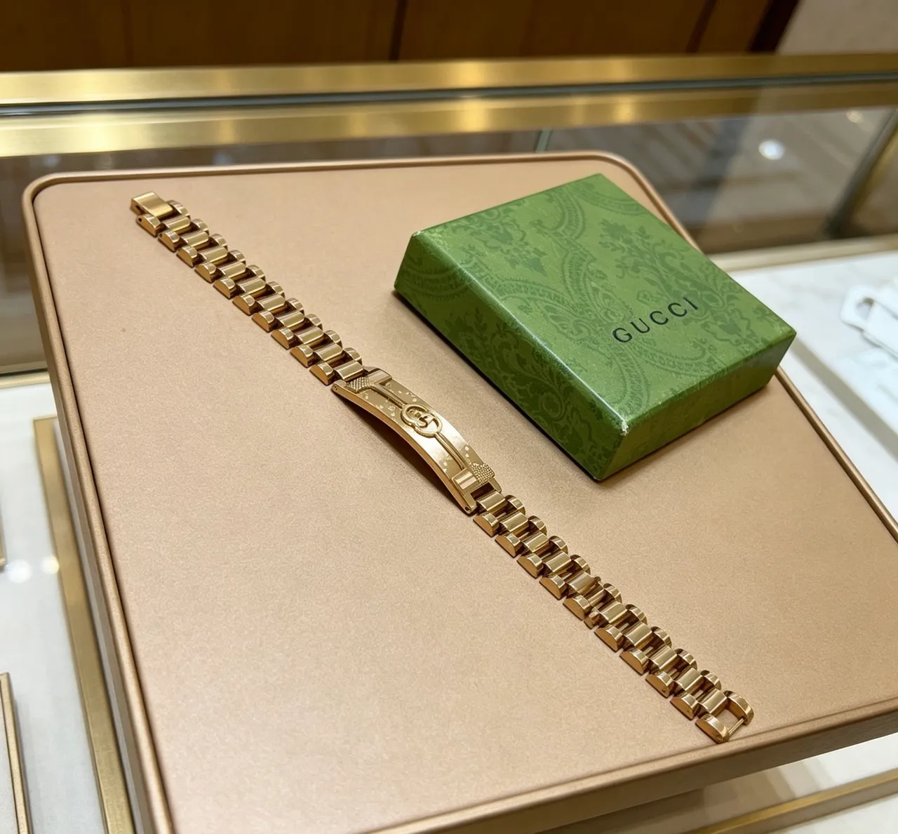 Gucci Interlocking G bracelet en métal doré 2