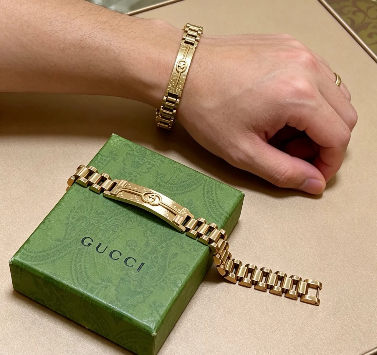 Gucci Interlocking G bracelet en métal doré 3