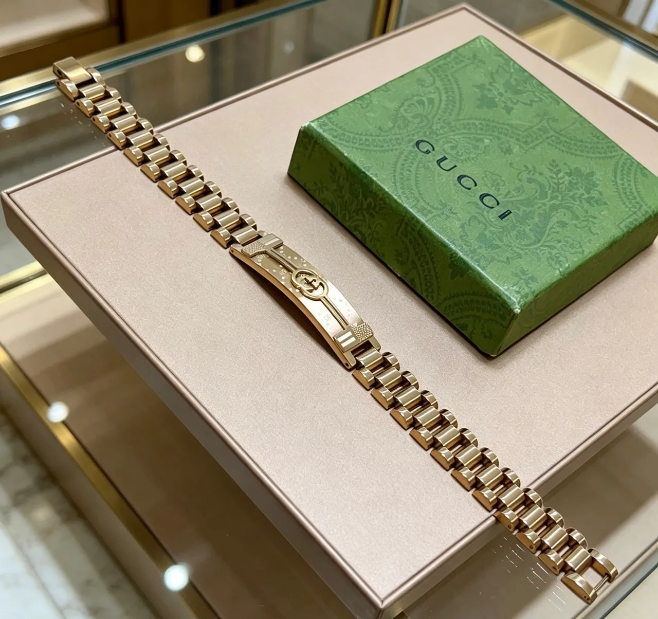 Gucci Interlocking G bracelet en métal doré 4
