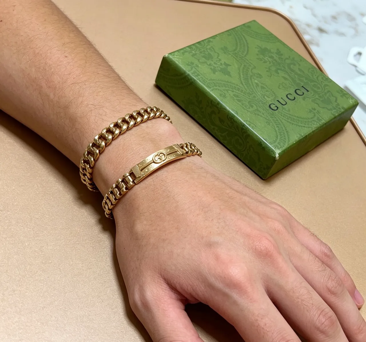 Gucci Interlocking G bracelet en métal doré 5