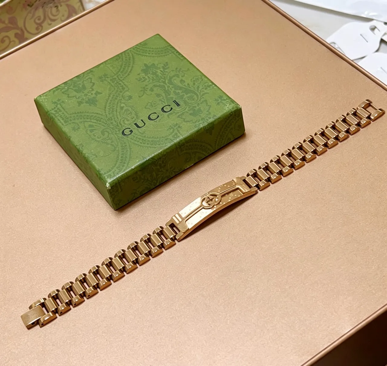 Gucci Interlocking G bracelet en métal doré 6