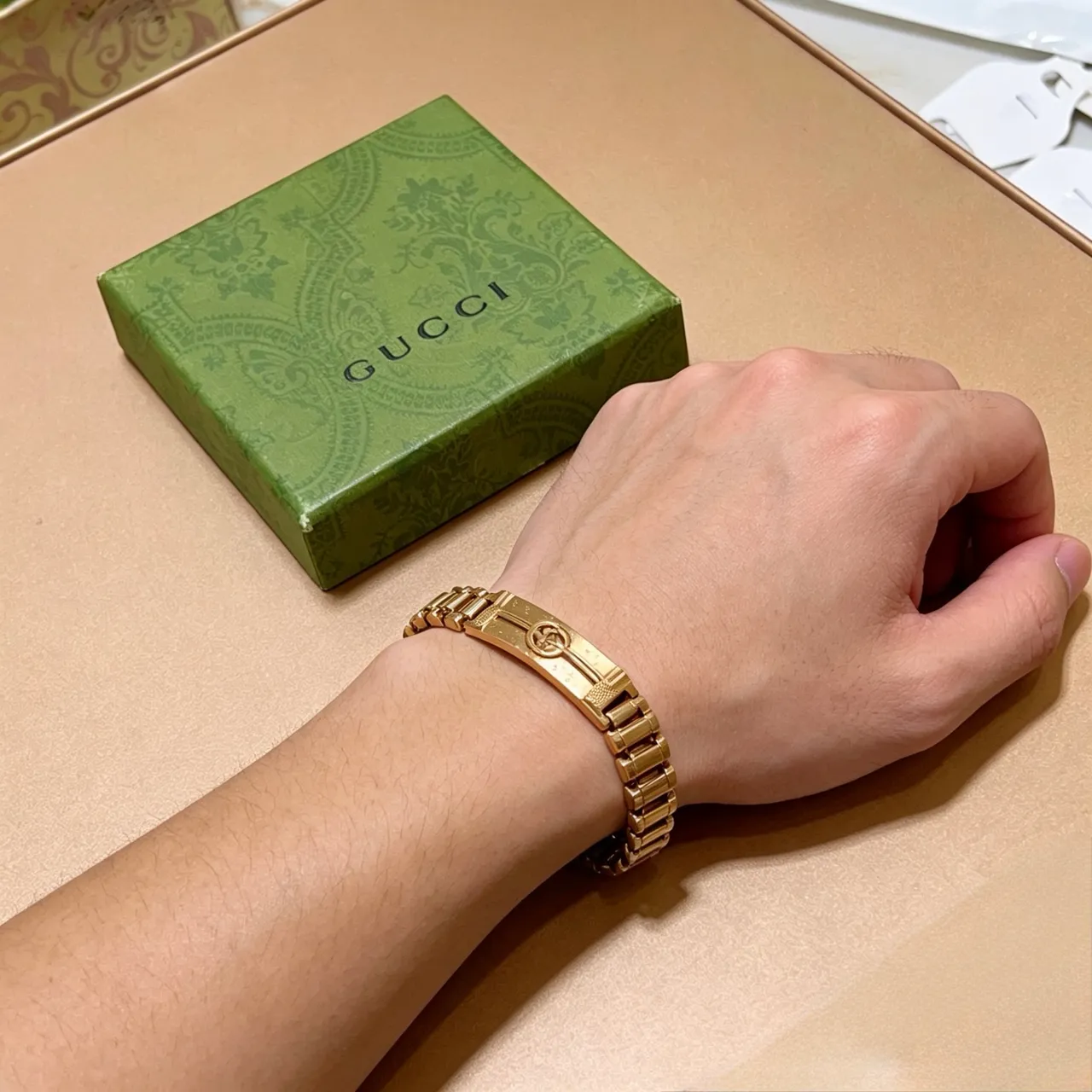 Gucci Interlocking G bracelet en métal doré 7