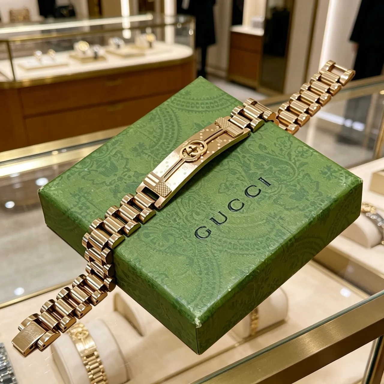 Gucci Interlocking G bracelet en métal doré 8