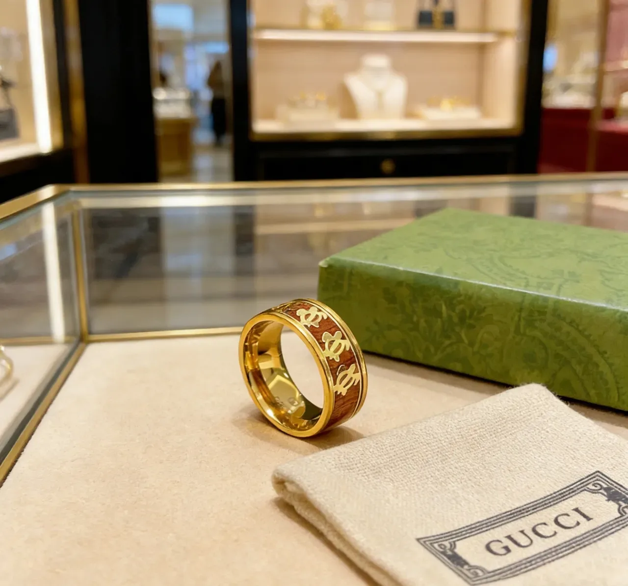 Gucci Interlocking G Motif সোনা ও লাল-বাদামি ইনলে আংটি 6