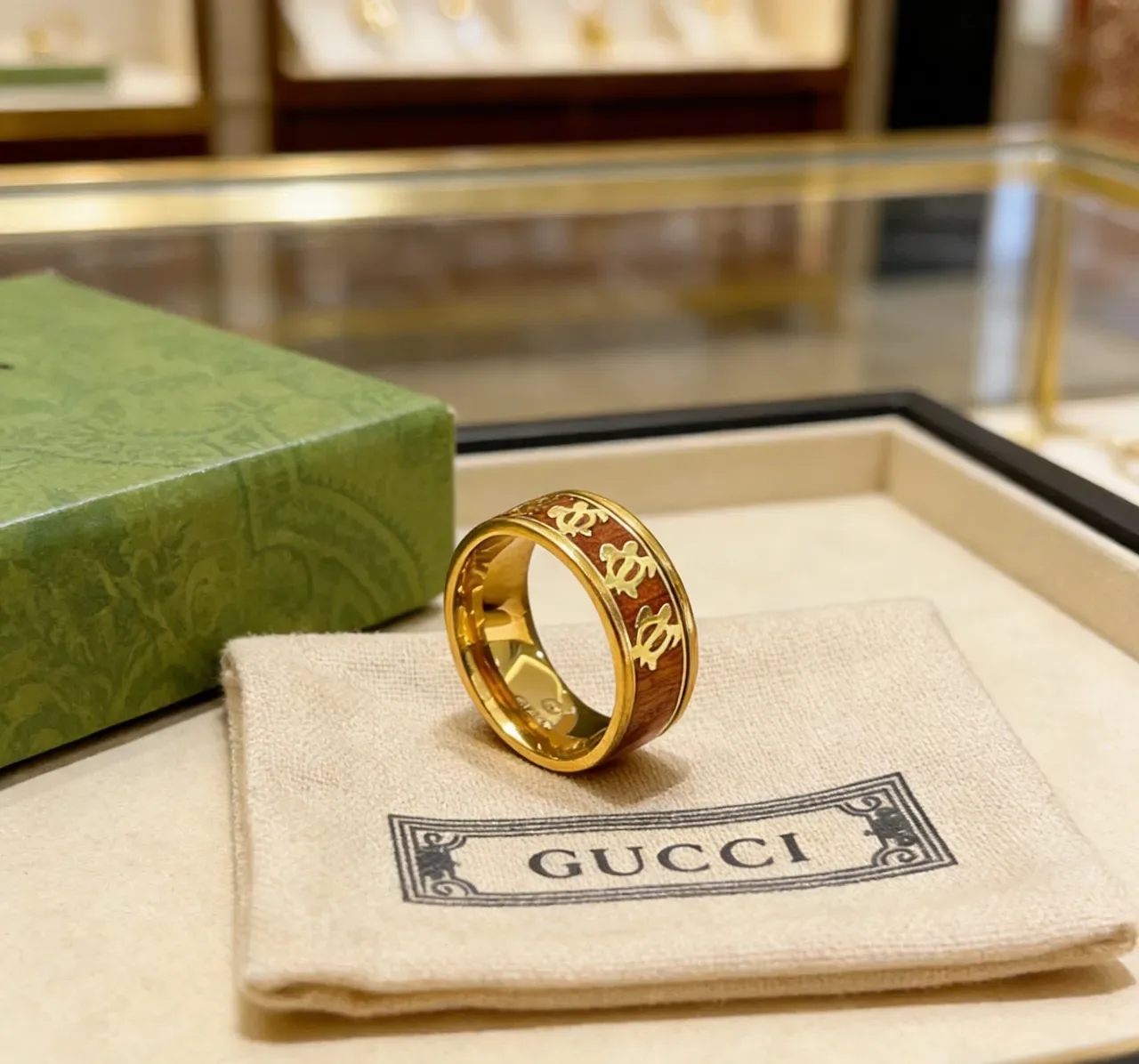 Gucci Interlocking G Motif সোনা ও লাল-বাদামি ইনলে আংটি 9