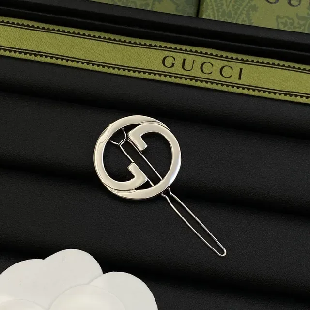 Gucci Interlocking GG Logo Argent Or Cadre Métallique Circulaire Broche 4