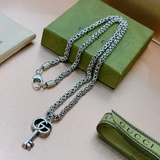 Gucci চাবি পেন্ডেন্ট রুপালি সবুজ বাইজেন্টাইন লিংক চেইন হার