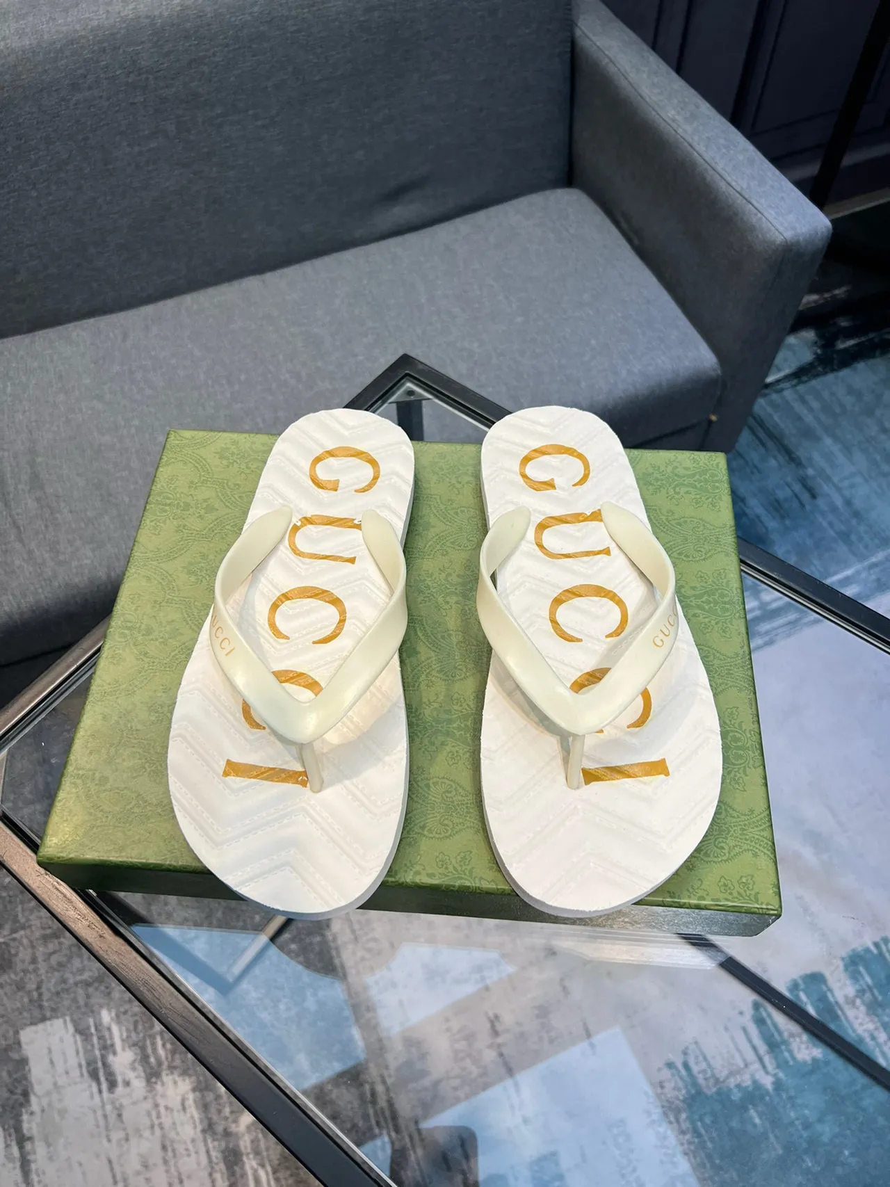 Gucci Logo-Embossed Cream Flip-Flop Slippers 2