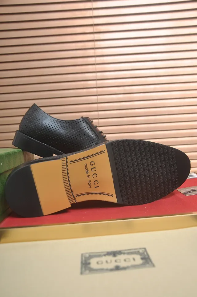Gucci परफोरेटेड चमड़ा ऑक्सफोर्ड जूते 3