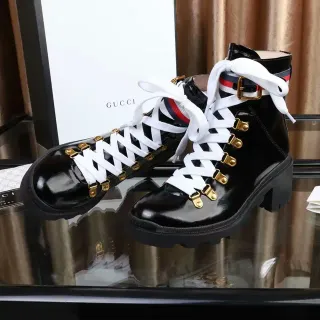 Gucci Rhyton काले पैटेंट लेदर वेब स्ट्राइप एंकल बूट्स
