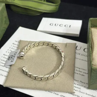Gucci Scale-Link سوار بلون فضي مفتوح الكف